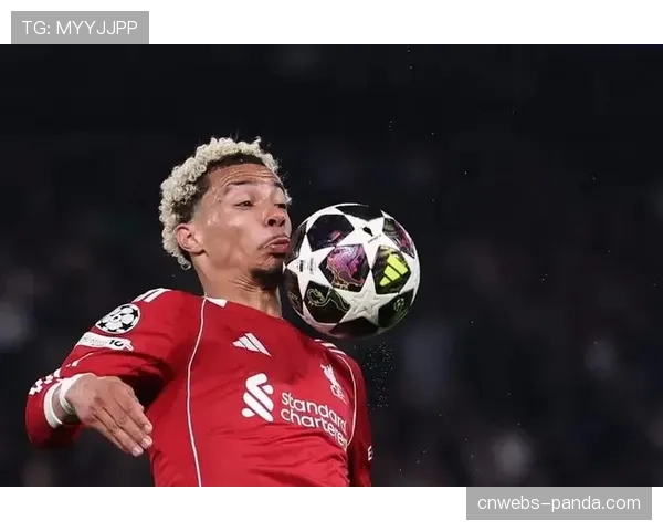 利物浦前锋埃基蒂克欧冠次回合无对抗受伤，被担架抬离赛场